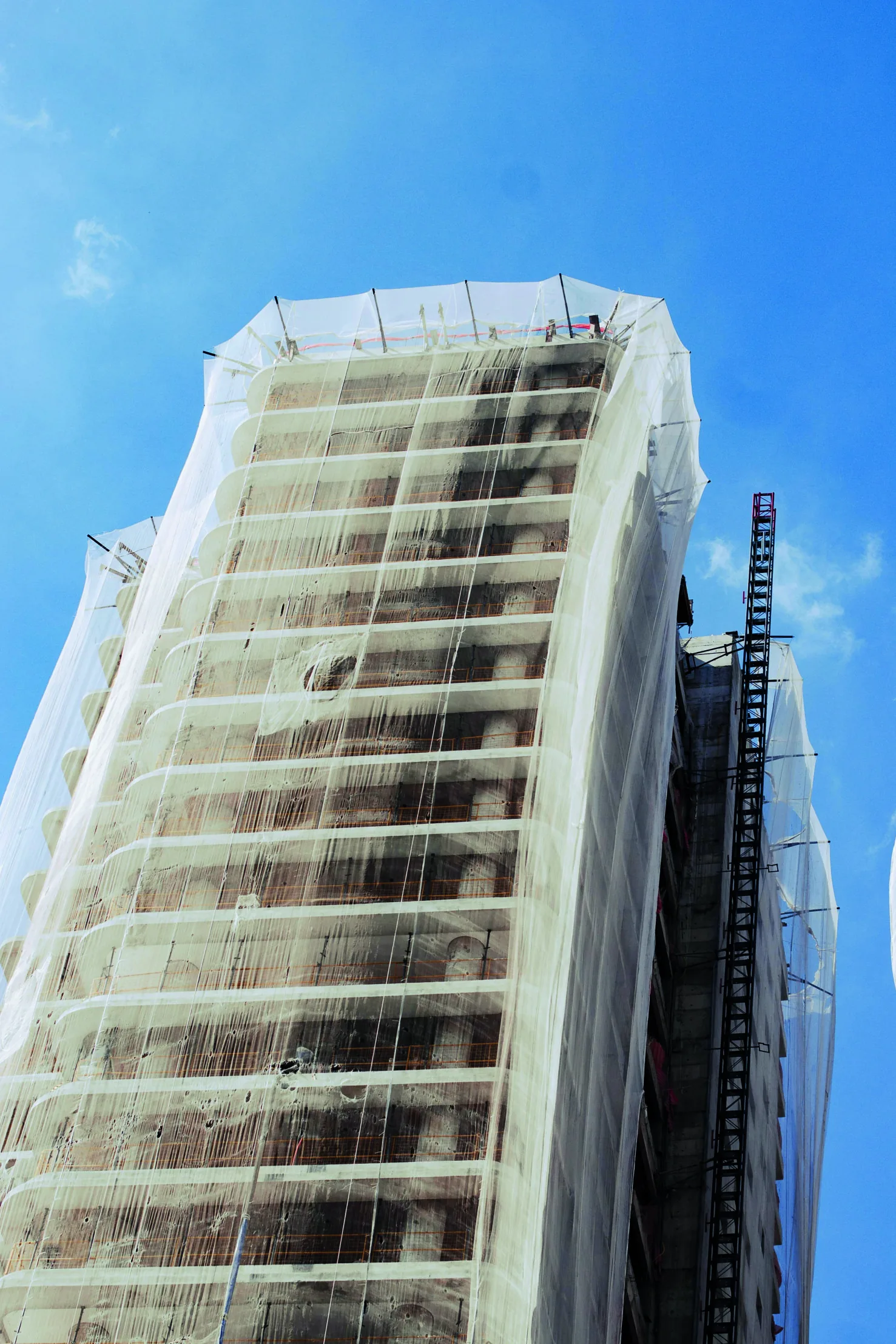 Edifício residencial em obra de recuperação de fachada