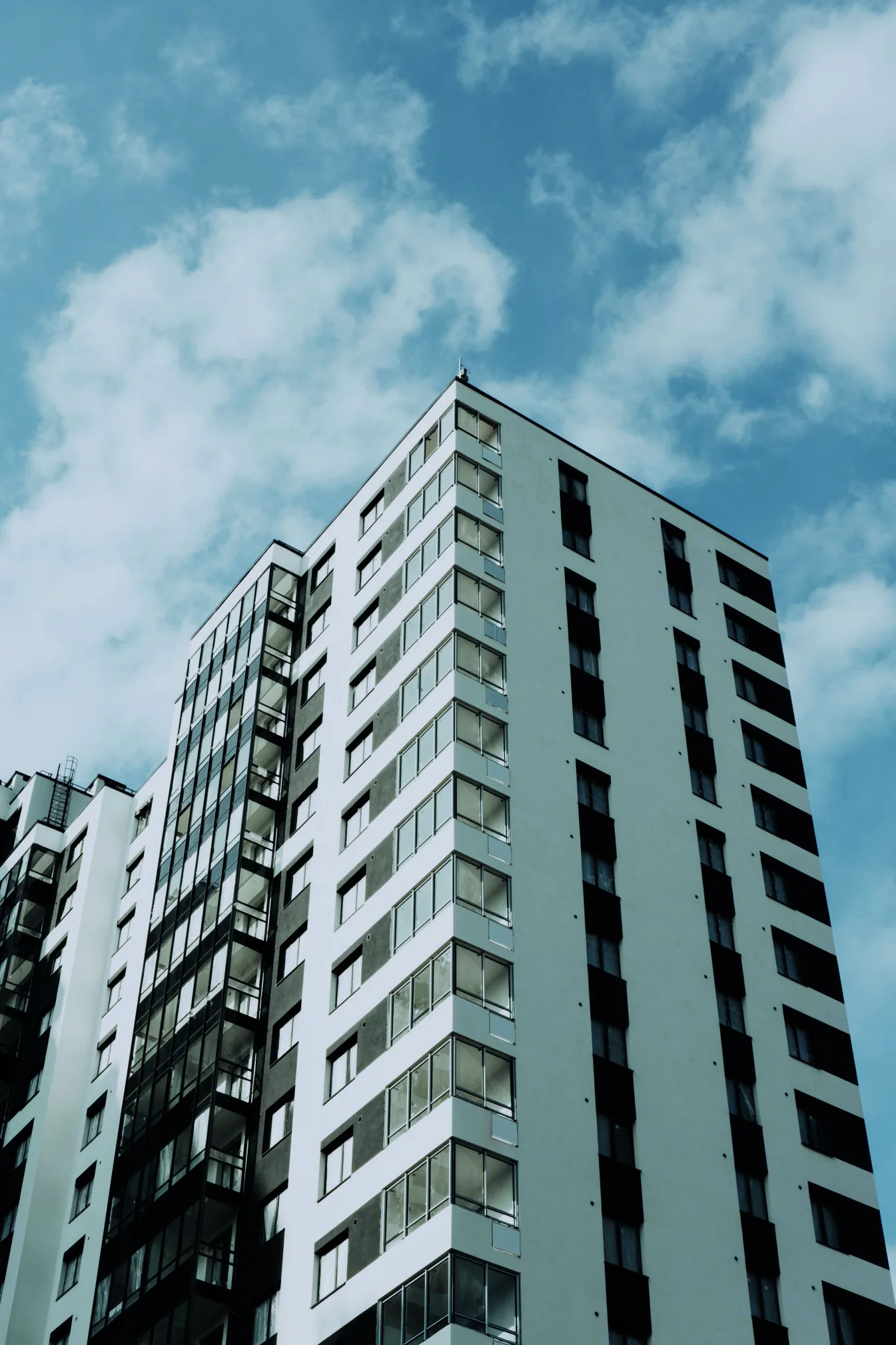 Fachada de edifício residencial de alto padrão em São Paulo